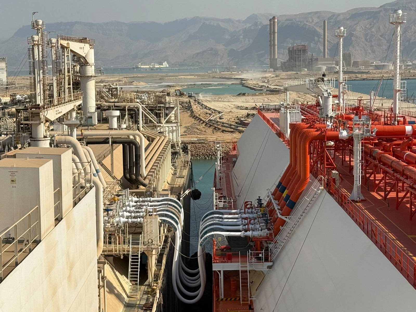Cryogenic transfer hoses connected between the LNG carrier and the FSRU during the ship-to-ship transfer at Ain Sokhna